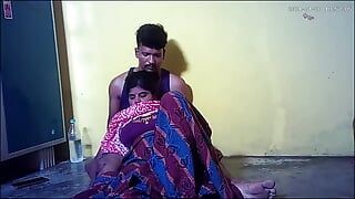 Indická vesnická manželka v domácnosti a Housband ukazují sexy velká prsa