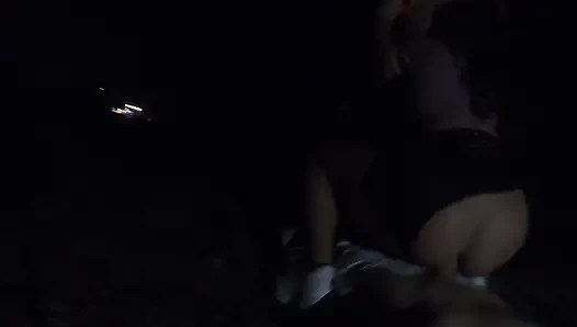 Фигуристую девушку зацепили иностранным молоком в тройничке