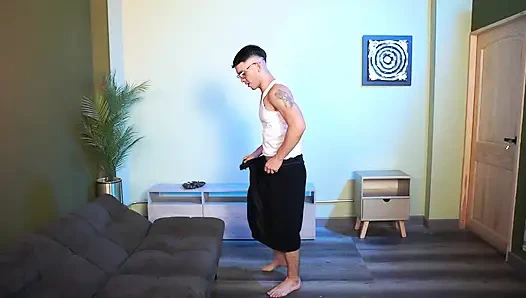 Мачеха-брюнетка с большой попкой оказывается обнаженной благодаря шалости от ее пасынка