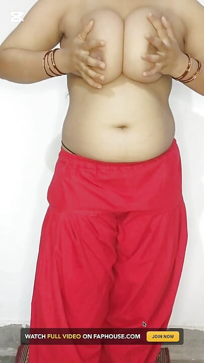 18-годишна сладка дези мацка показва голо тяло