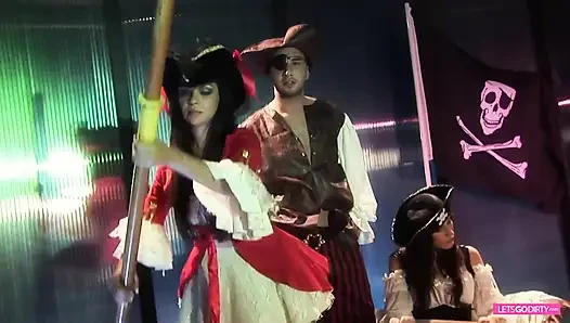Muhteşem orta yaşlı seksi kadının sikişme hevesiyle çok edepsiz grup seks partisi