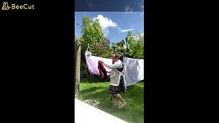 I planterings- och aftonklänning för att hänga och plocka upp tvätt