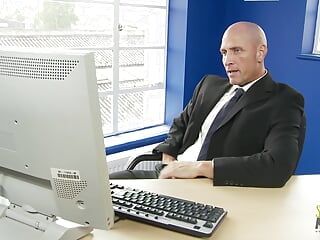 Un tipo pelato si scopa una segretaria bionda in ufficio