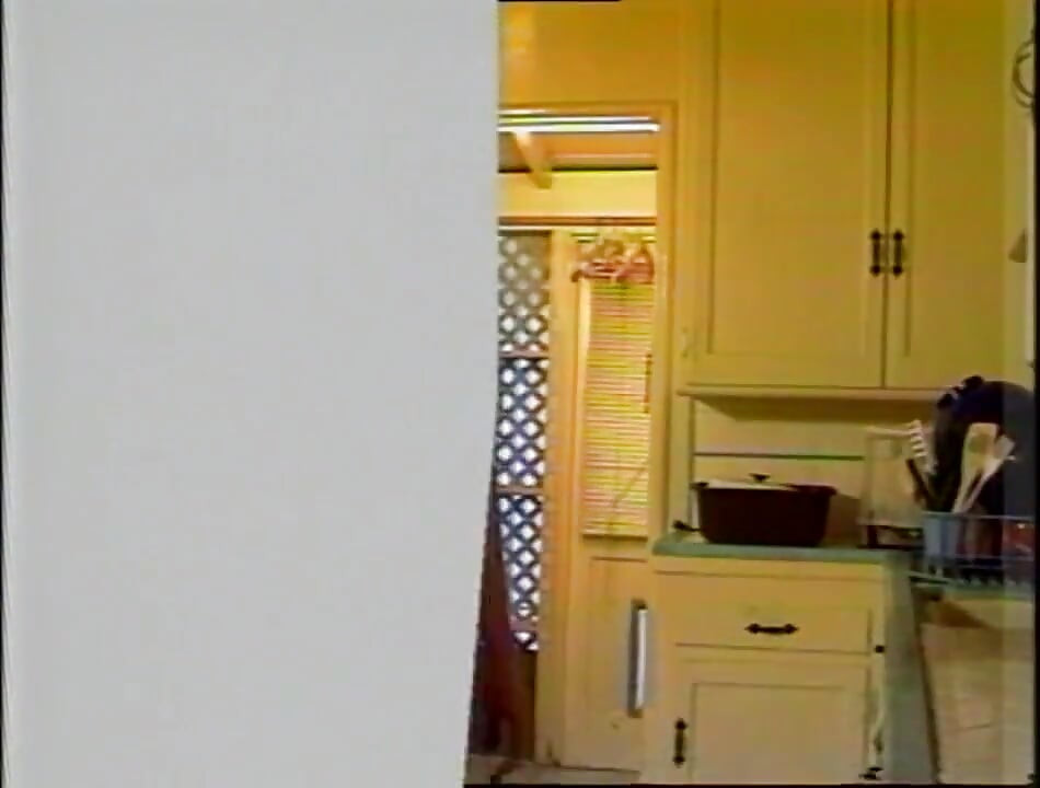 Blondă îndrăgostită... Sex în bucătărie