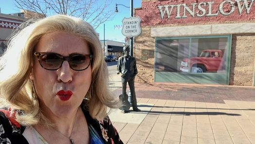 Samantha 'in piedi all'angolo a Winslow Arizona' e guida la sua mustang rossa convertibile