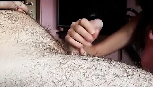 Istriku lagi asik nyepong kontolku pakai lipstik merahnya yang nakal