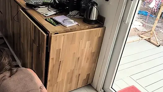 Azgın güzel sevimli genç kız yukarıdan dildo ve sakso ile mastürbasyon yapıyor