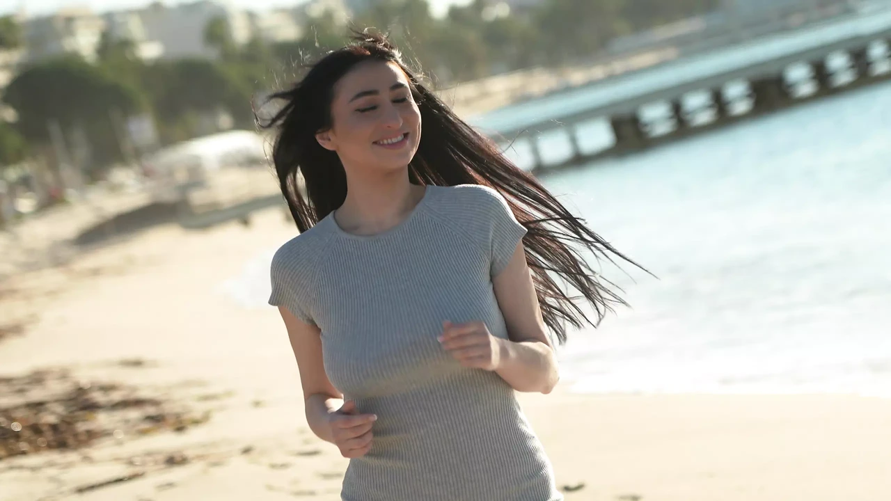 一个 Burette 在卧室里被双插 2 根鸡巴