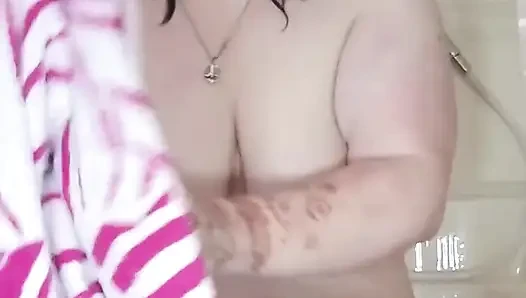 Pakai handuk dan pindah ke kursi rodaku setelah mandi