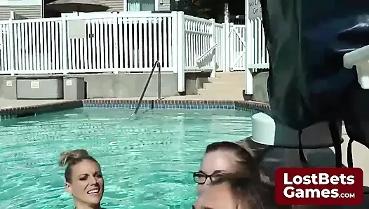 Das Strip-freeze-spiel ist mit einer spürbaren spannung gefüllt