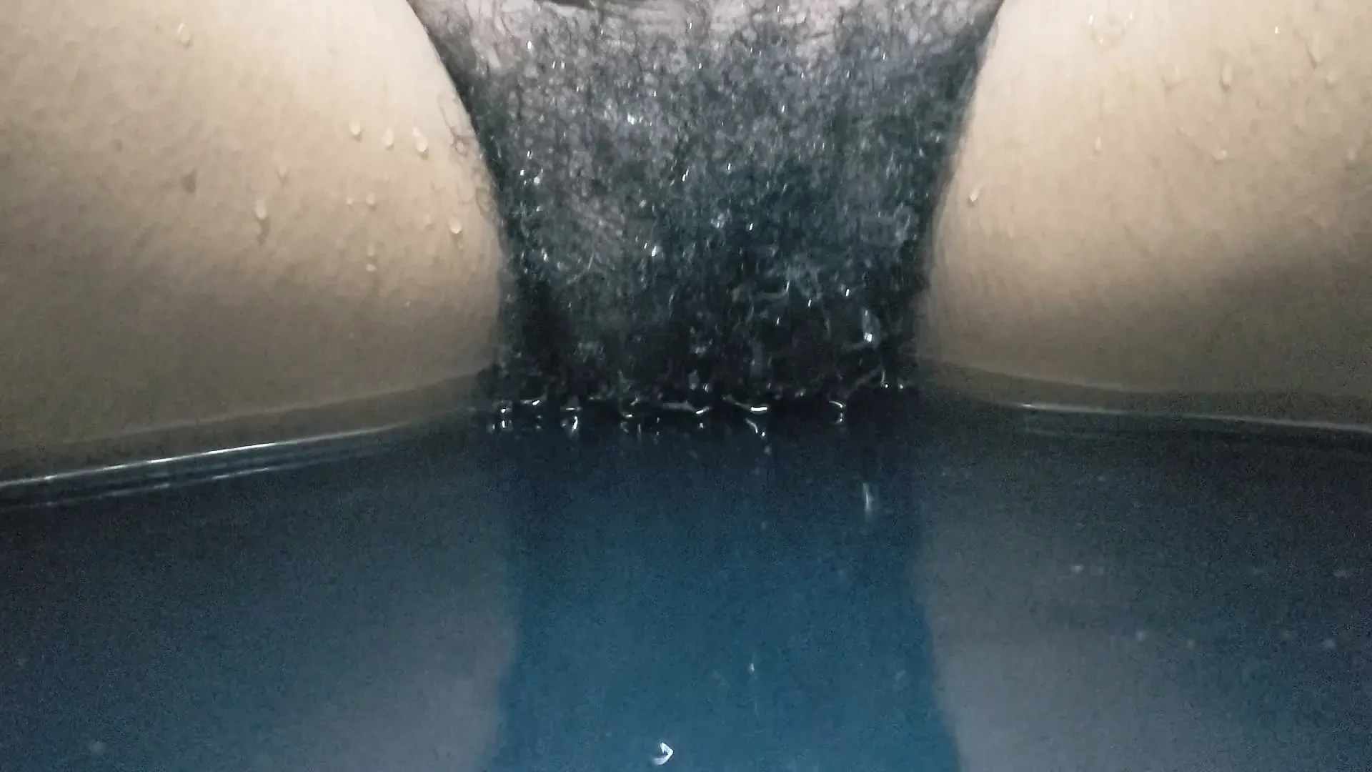 热辣人妻的大阴户在海浪中特写，站起来自拍性爱