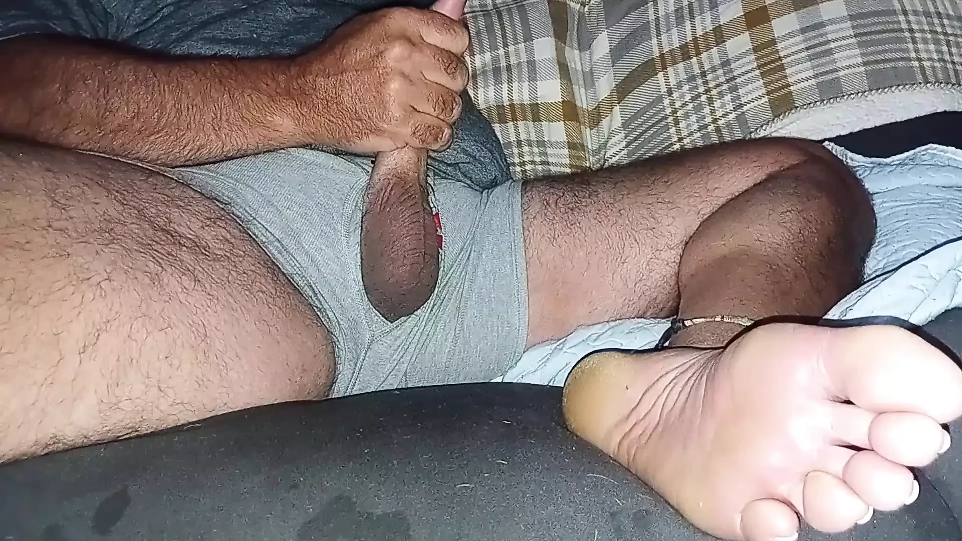 Masturbándome mi pequeña polla en el sofá