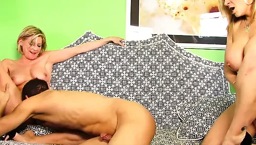 Dreier-action mit bösen MILF-küken
