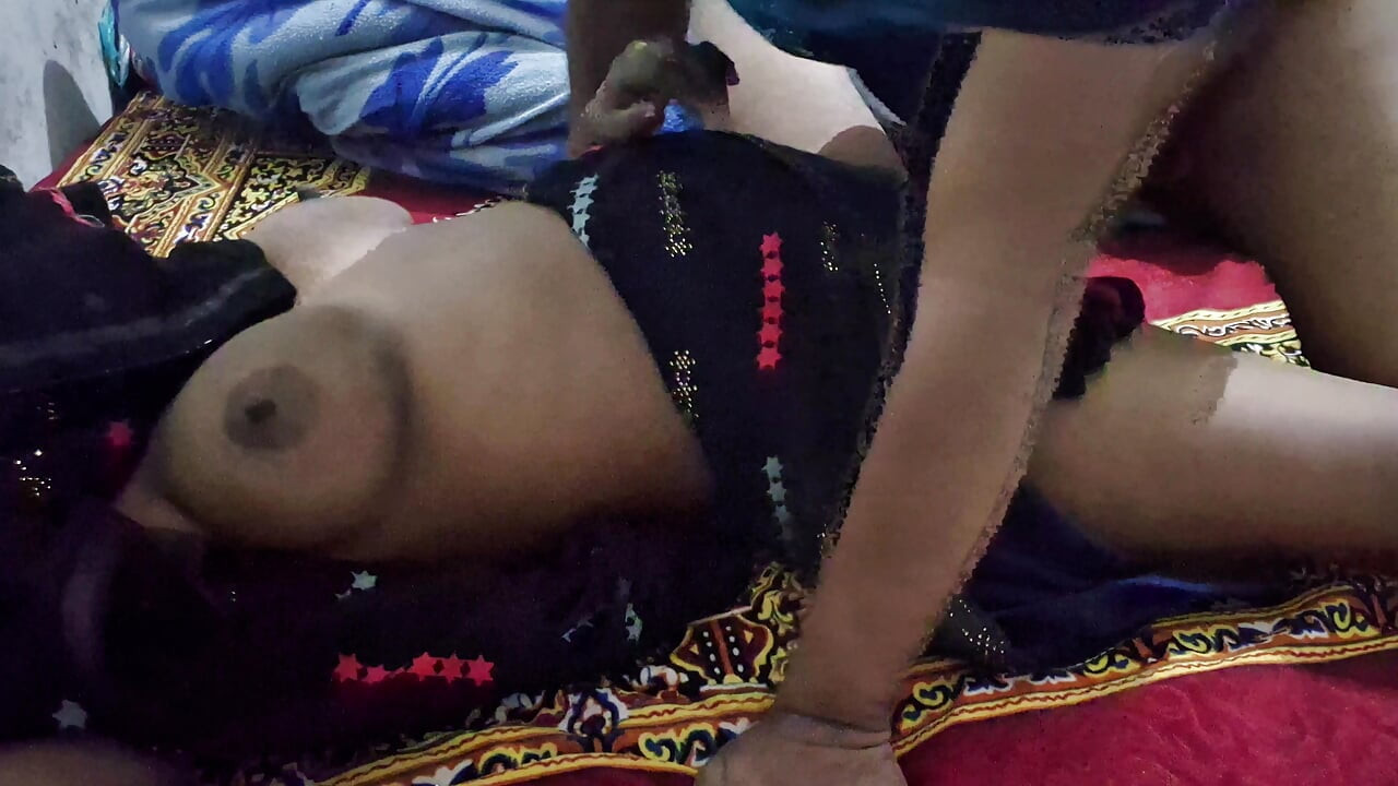 Village indien, le mari et la femme baisent dans la chambre à 12h