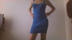 Sexig ung crossdresser i blå klänning