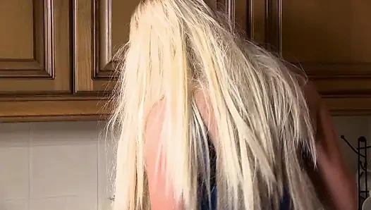 Cewek pirang dengan payudara besar disetubuhi