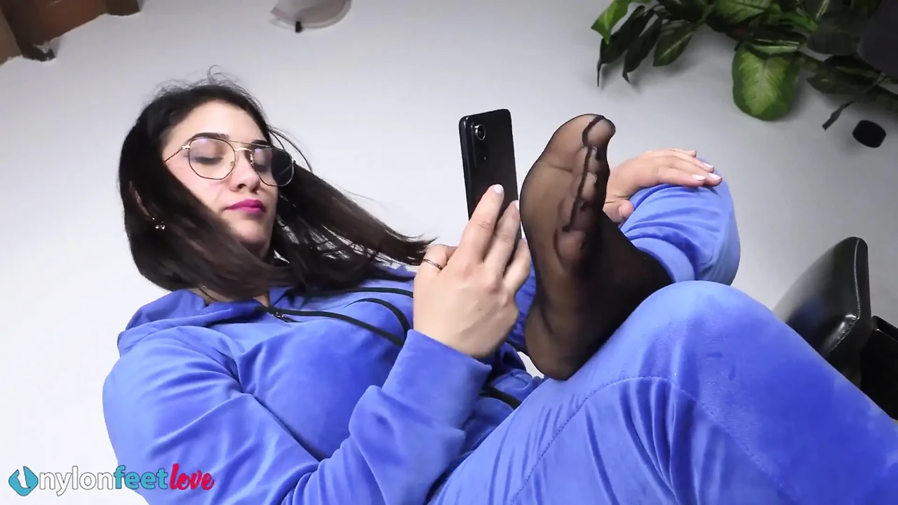 穿着棉质整体睡衣的丰满美女用她美味的脚挑逗绅士