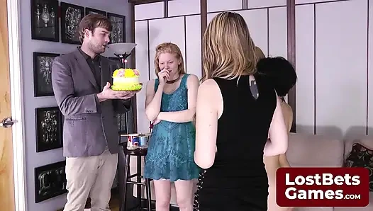 Büyüleyici striptizci gözlemcisi rolüne yerleşiyor