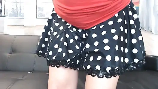 Giantess küçülen erkeklerin üstüne oturuyor