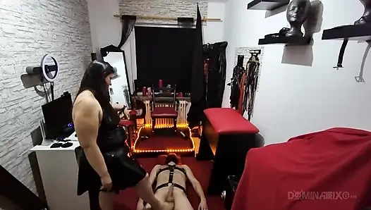 Трах со сквиртующей машиной, брызгает везде - зрелые лесбиянки взрываются