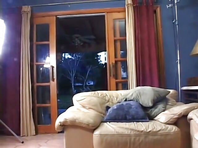 فتاة بمنحنيات مثيرة تتعرض لنيك قوي على الكنبة