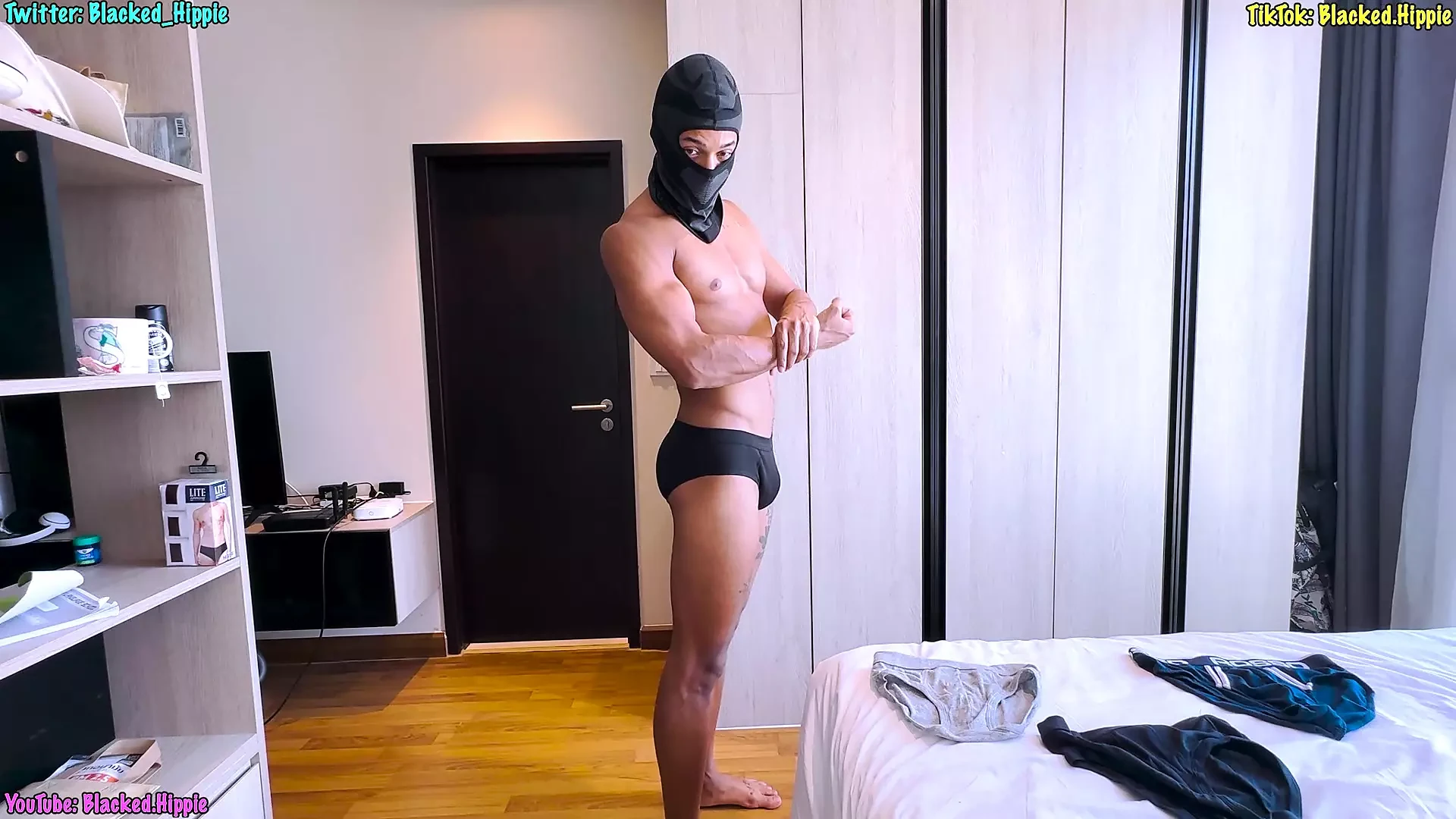 性感的蒙面 twink 内衣试穿