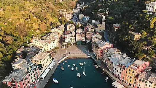 Dia dibuang di pantai