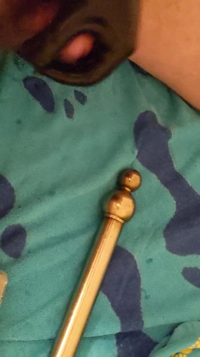 Sega in lattice mentre cavalca un dildo