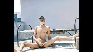 Uomini indiani nudi che prendono il sole e si masturbano