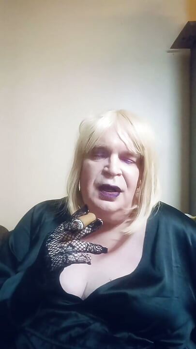BBW TV talks about doing a smokey blow job but with a cigar