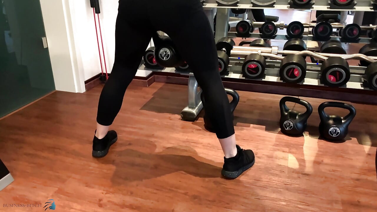 O femeie de afaceri se antrenează în sala de sport pentru a rămâne în formă