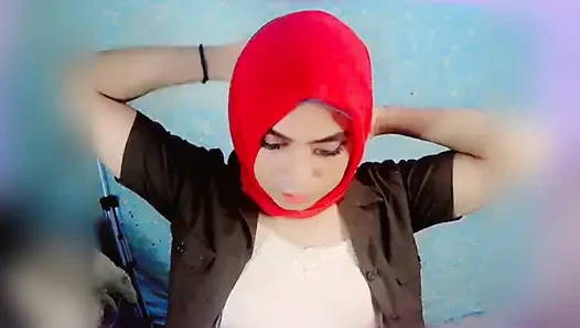 Kadın kılıklı tesettür eğlencesi tek başına mastürbasyon yapıyor
