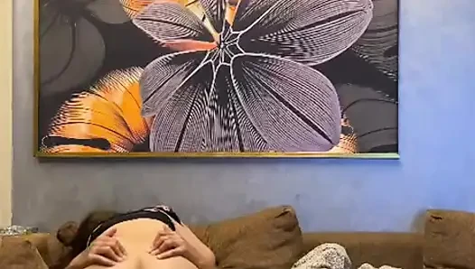 Sevimli Hintli evli kadın kocasıyla sikişiyor