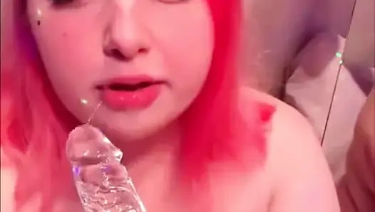 Süße bBW-freundin schickt ihrem freund ein solo-blowjob-video