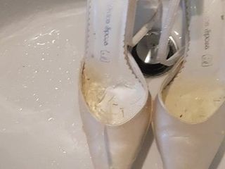 Mijado em seus sapatos de casamento