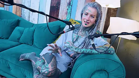 Y hakkında konuşuyorum - sen - asmr podcast sfw konuşuyor gotik sıska kız dreadlocks dövmeli model dövmeli kız