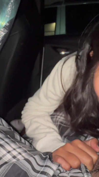 Mächtiger moment von "Ich traf sie auf dem parkplatz und sie gab mir oralsex im auto"