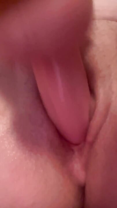 Γάμησε με δονητή το όμορφο υγρό μουνί μου