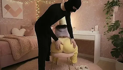Stiefvater gibt seiner zierlichen stieftochter mit dickem arsch tiefe massage