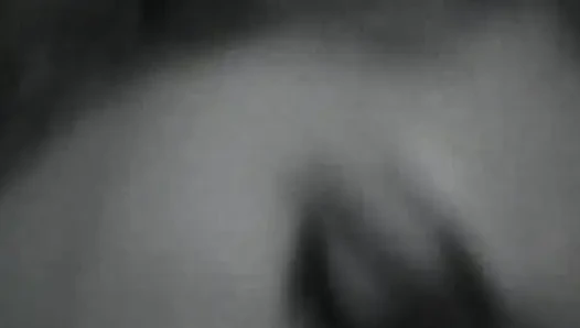 Baştan çıkarıcı sarışın hatun yüzüne boşalana kadar azgın gardiyanla sikişiyor