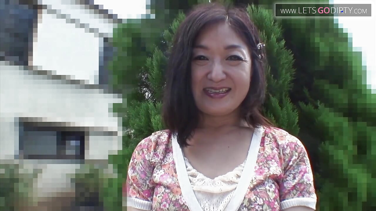 MILF miang menikmati semasa kelentit digesel oleh alat penggetar besar