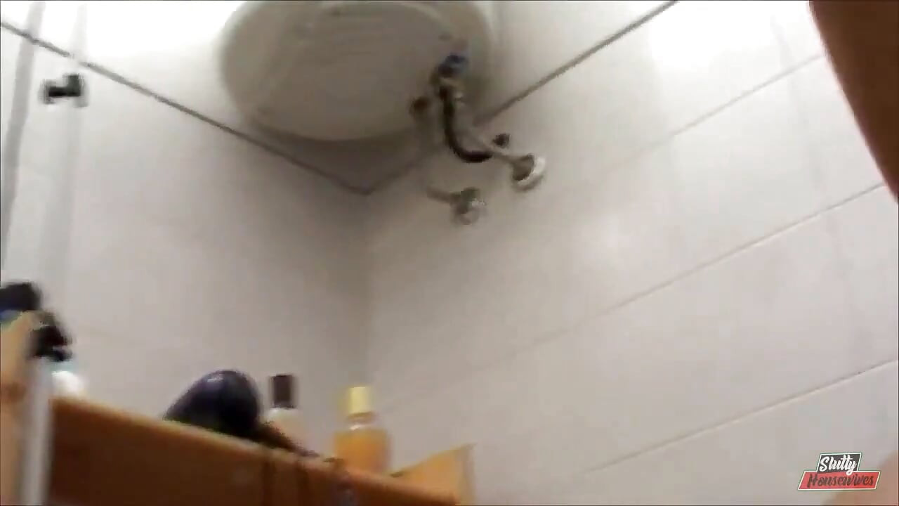 O mamă sexy frumoasă se pișă în direct și pizda este deschisă de o pulă mică
