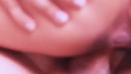Kontrolünü kaybedene kadar çılgınca sert yarağının üzerinde zıplıyor.