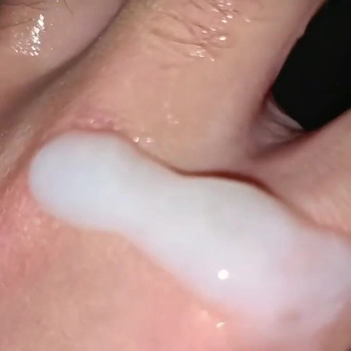 シャワーで冷たいジェルで素早くジャークオフ。私の精液は素晴らしくて濃いです