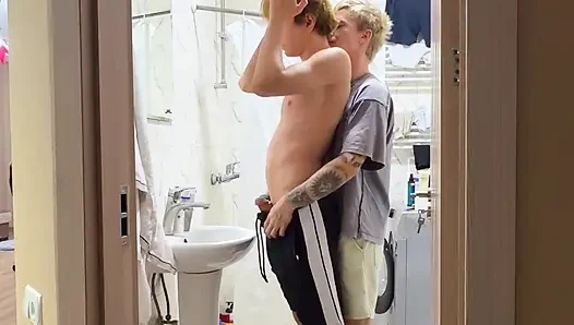 Arkadaş Poposunu Yalıyor Pürüzsüz Twink Büyük Penisi Emiyor Ve İçine Alıyor