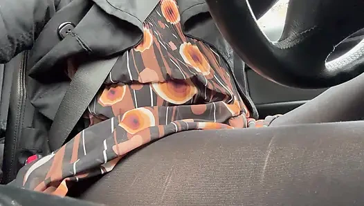 Элегантная мачеха ездит в офис в колготках и красивом платье