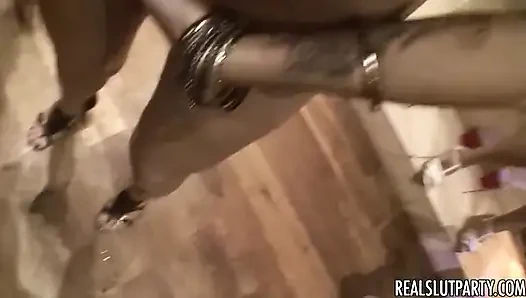 Real Slut Party - Pesta Rumah Tahun Ini Bertukar Sperma dan Bersih-Bersih