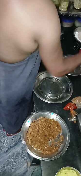 Büyük memeli yaramaz baldız kayınbiraderinin yatak odasına gidiyor