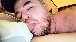 Webcamming, behaarter redneck-Vater lutscht beiläufig den Schwanz von Jungen durch seine engen Whites, während er auch seinen eigenen Pit Stink genießt