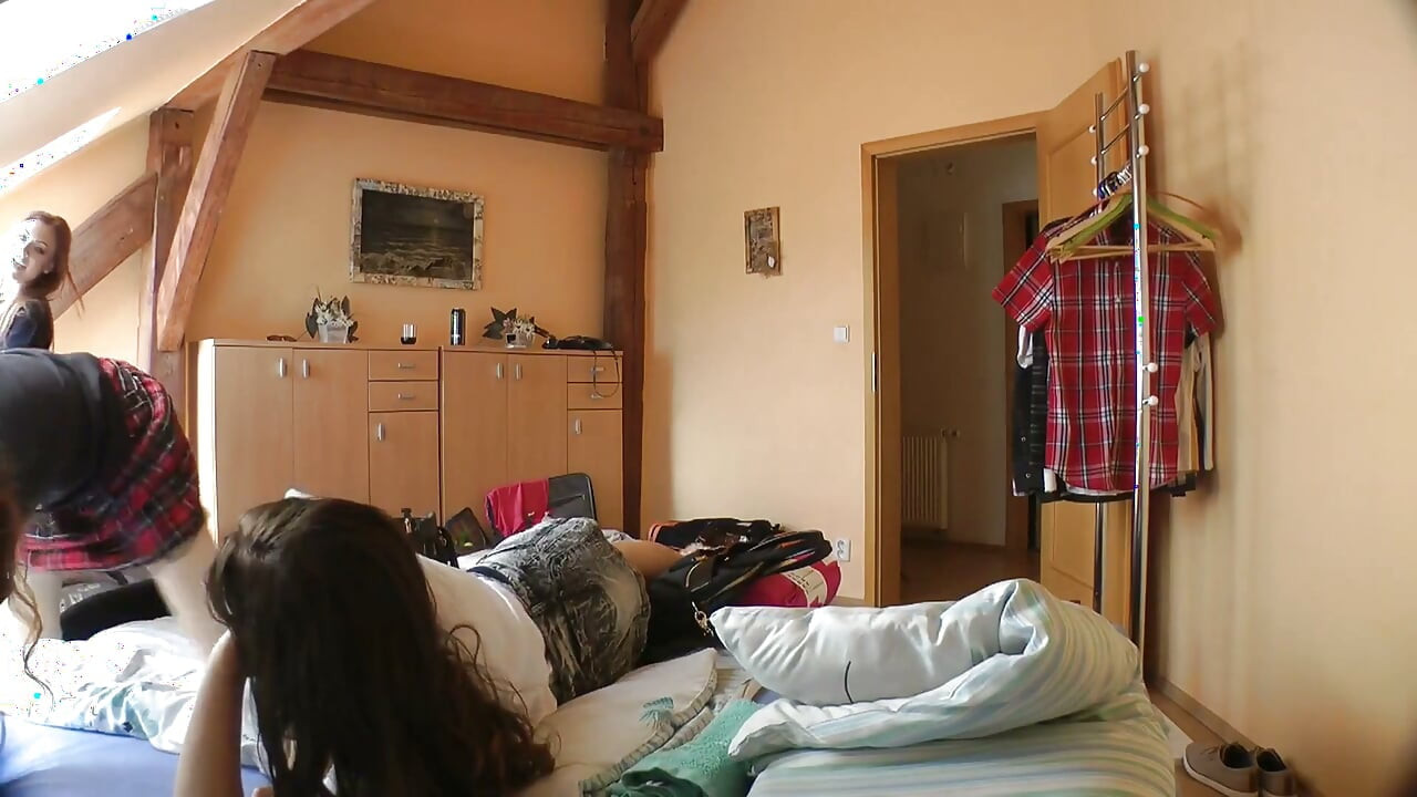 Chica loca en fiesta con su amigo